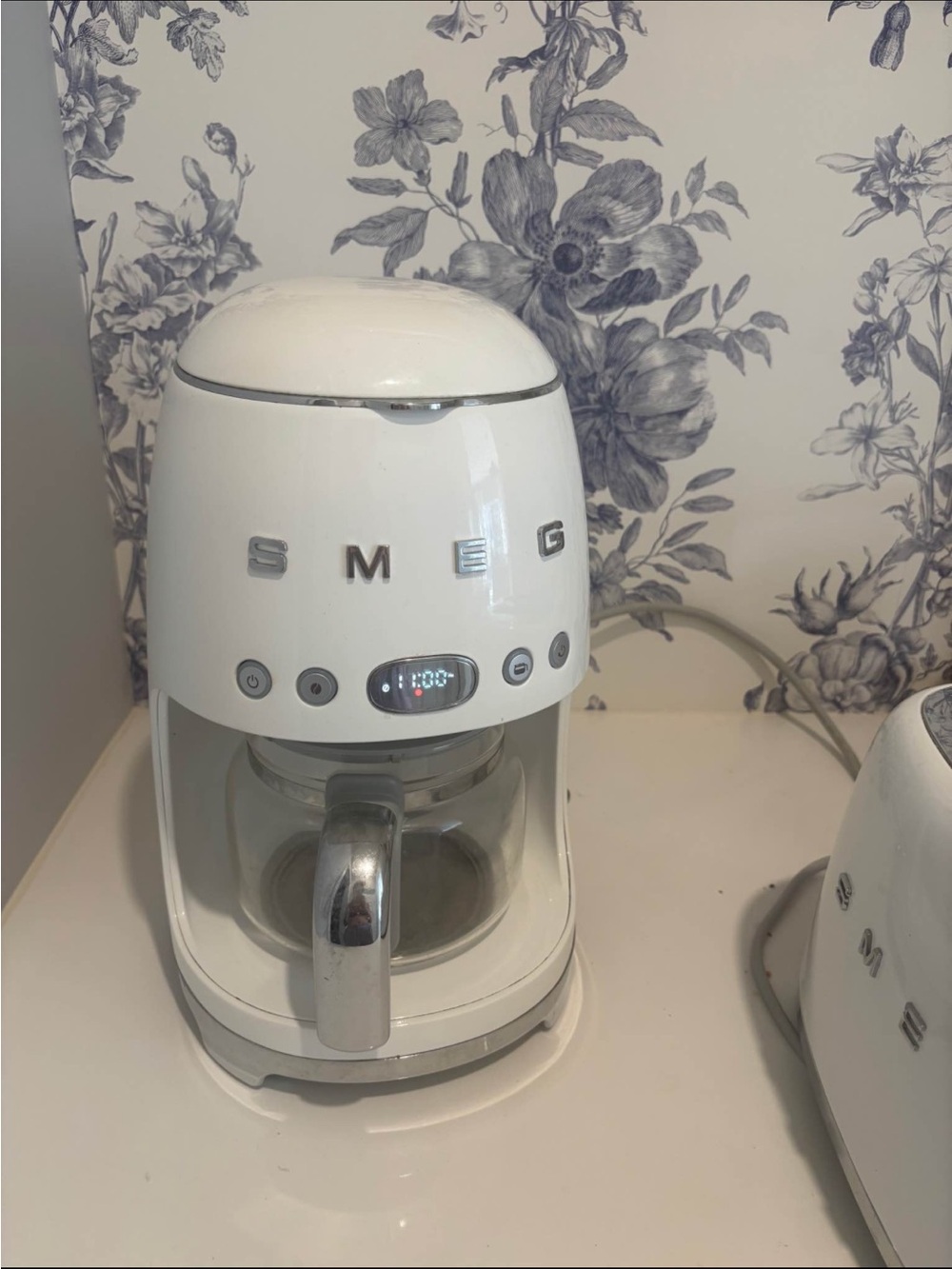 SMEG White Drip Coffee Maker – Retro-Style Home Coffee Brewer
